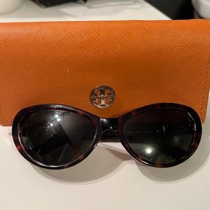 Tortoise Colored fashionable sunglasses 🕶 with case